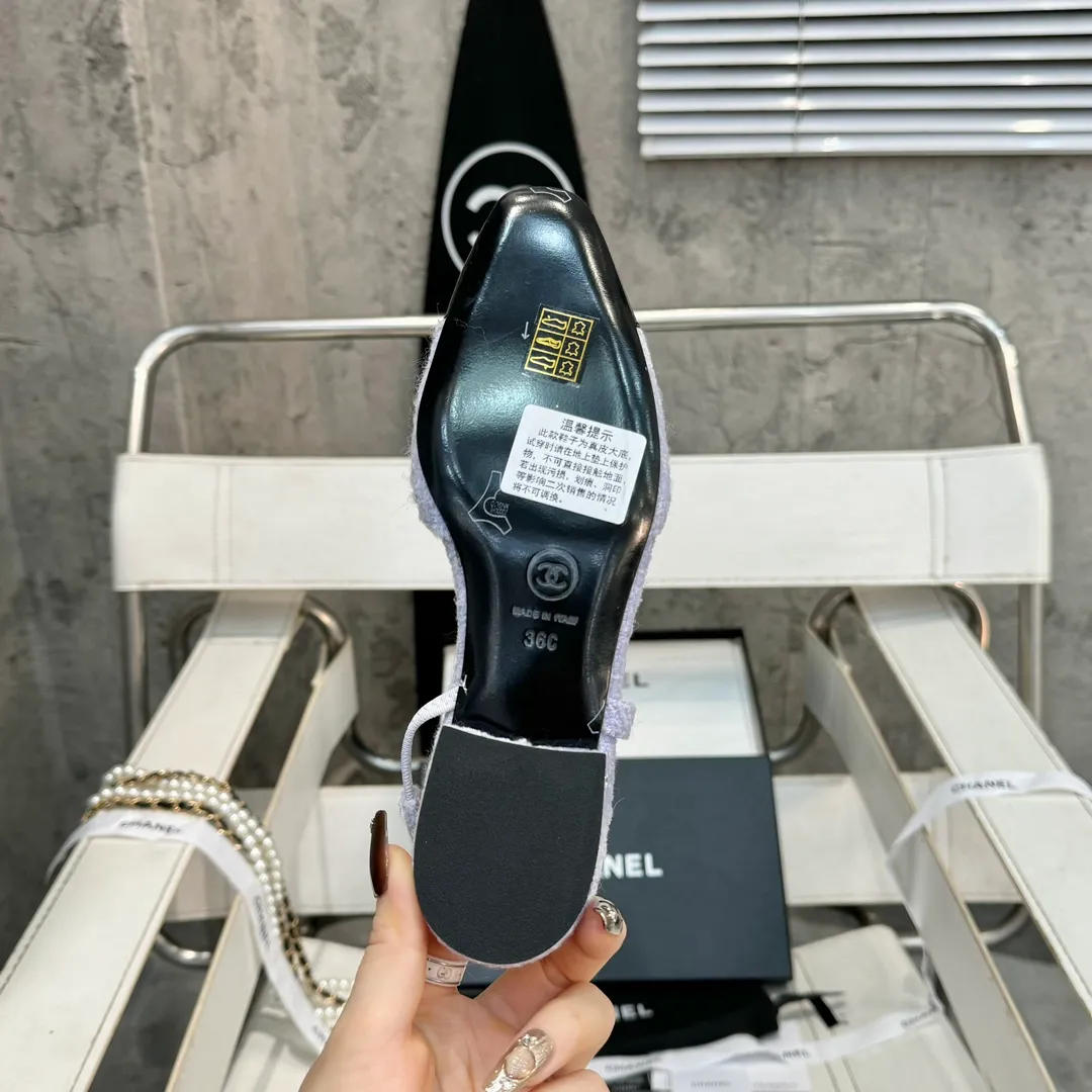 👟👟Ex-factory price 480👟👟 CHANEL Chanel flat bottom series🌹Fashionable classic sandals loved by all stars Fabric [👉] Mixed sheepskin👣🐏 Lining [👉] Silk sheep lining👣🐏 Insole [👉] Silk sheep👣🐏 Sole [👉] Genuine leather outsole imported from Italy 🌻 Packaging [👉] Chanel original box packaging 🌸 Code number [🦶🏻] 34-42 (⚠️34.41.42 is a custom code and cannot be returned or exchanged. Please understand)